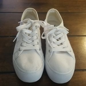 Sneakers lightly used